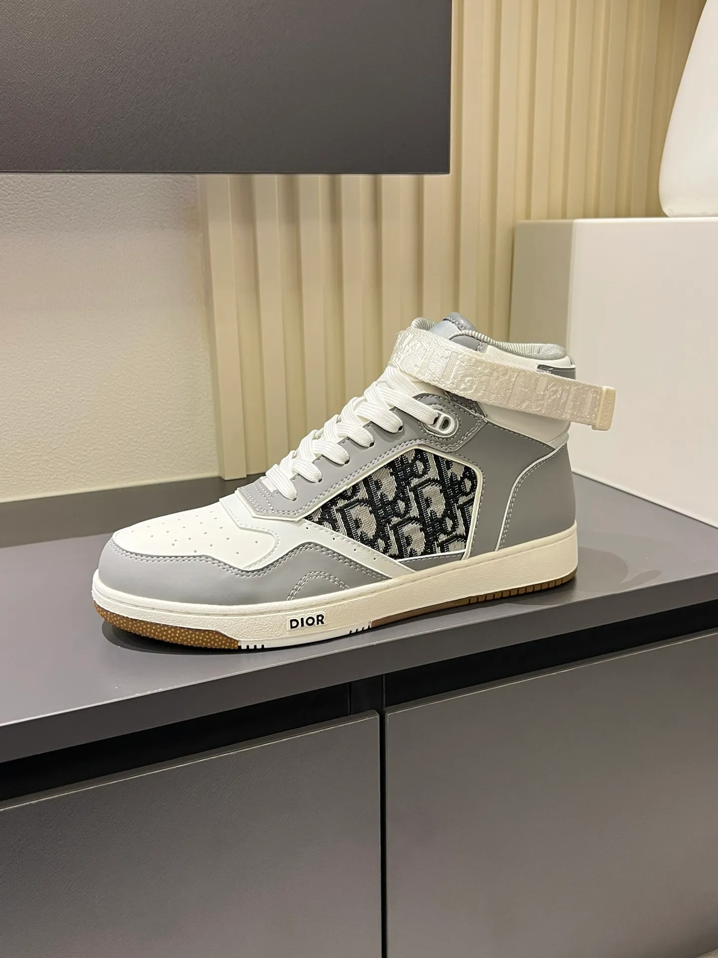 Men's shoes 💰p460 "Dio*" mid-top B27 casual sneakers. This B27 high-top sneaker is a new product in the series and continues Di*r's classic style. Crafted from gray and white smooth calf leather with beige and black Oblique print panels on the sides. The "CD Icon" shaped shoelace eyelets are clever and delicate, and the two-color rubber sole, rear collar and heel are all equipped with the brand's iconic details to enhance the style. Oblique printed straps at the ankle allow for an adjustable fit to complement the overall design. Fashionable and versatile, it can complement any look. Create an exquisite design with unique dynamic vitality and modern atmosphere, presented in low-top and high-top styles. This new must-have shoe adds a new dimension to Dior's archive heritage, embodying modern elegance. Purchase the original version and make it 1:1. If you need top quality, please come to me! Male 38-44!